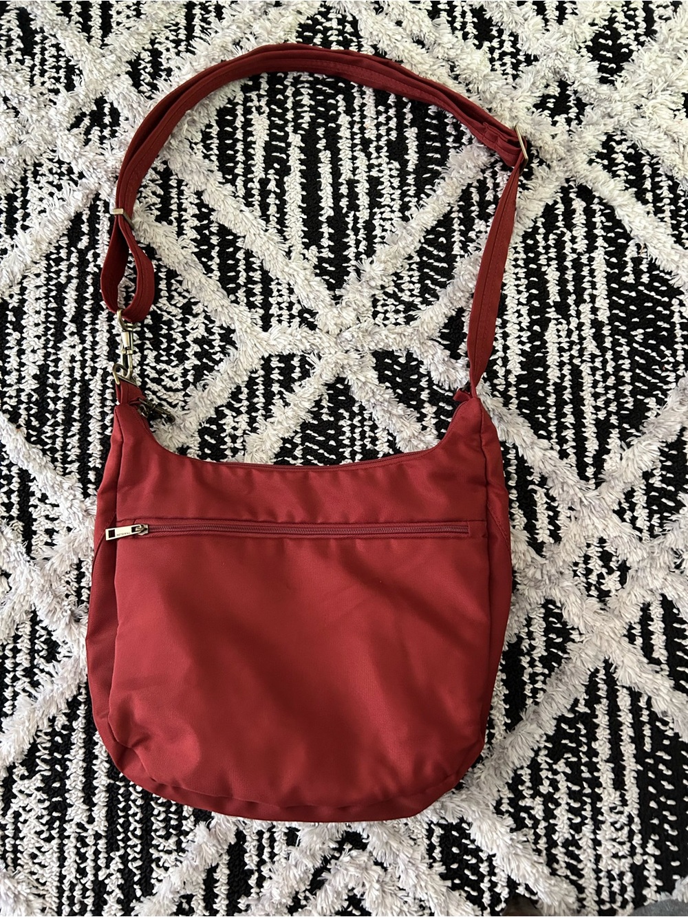 Travelon maroon hobo bag purse with internal rfid protector pocket - Picture 2 of 10